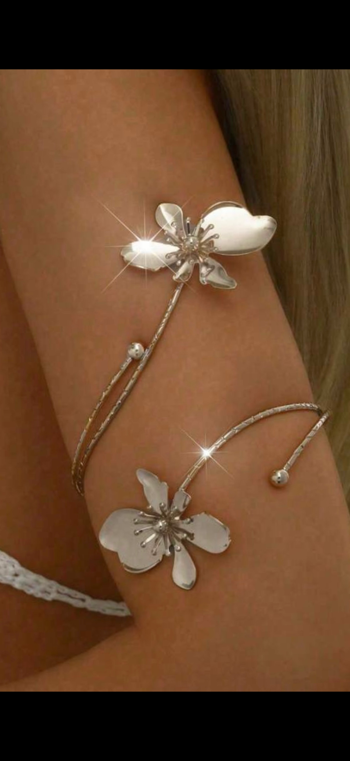 Silver alloy flower bracelet